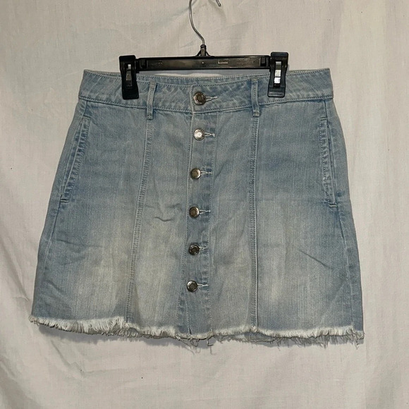 light wash American Eagle button up denim mini skirt with raw hem size 4 - Picture 2 of 5